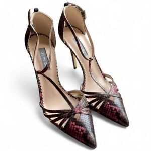 ✨ BNIB ✨ SJP Carrie T-Strap Leather Pump Sandal in Pink Snake